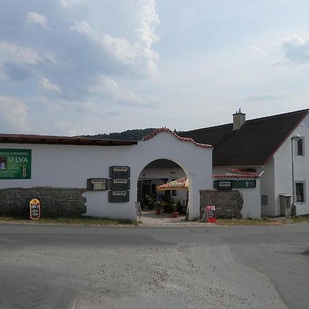 Restaurace A Penzion U Lva Karlštejn Dış mekan fotoğraf