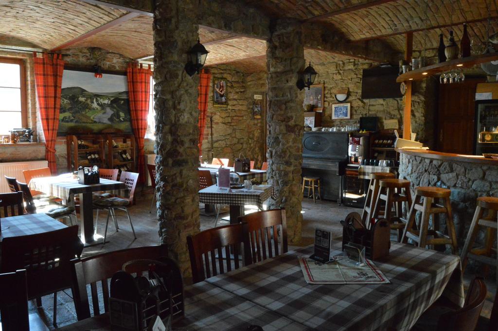 Restaurace A Penzion U Lva Karlštejn Dış mekan fotoğraf