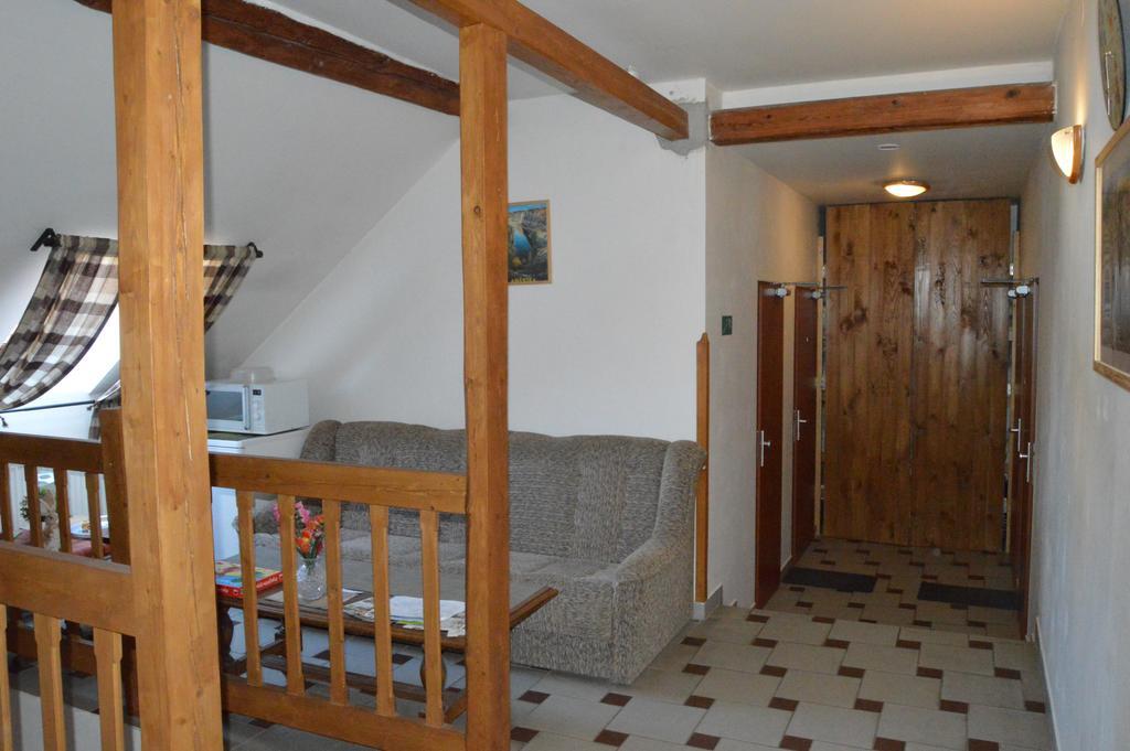 Restaurace A Penzion U Lva Karlštejn Dış mekan fotoğraf