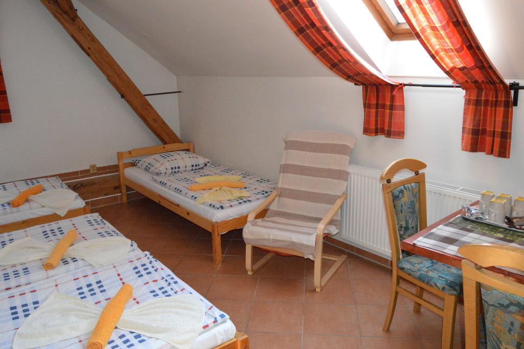 Restaurace A Penzion U Lva Karlštejn Dış mekan fotoğraf