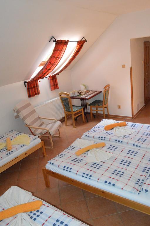 Restaurace A Penzion U Lva Karlštejn Dış mekan fotoğraf