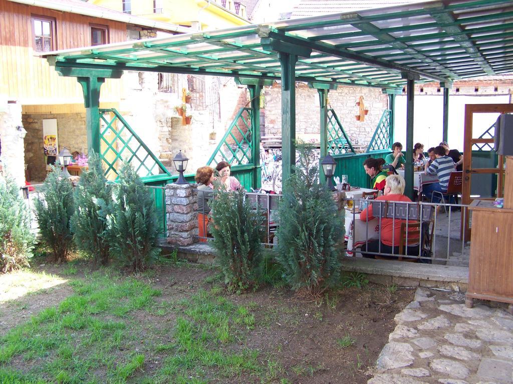Restaurace A Penzion U Lva Karlštejn Dış mekan fotoğraf