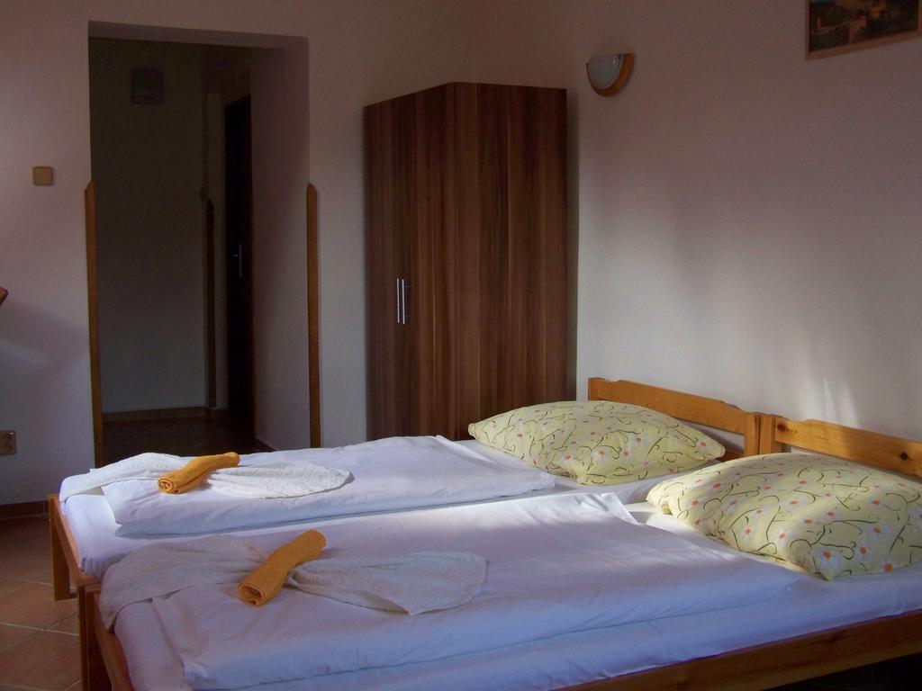 Restaurace A Penzion U Lva Karlštejn Dış mekan fotoğraf
