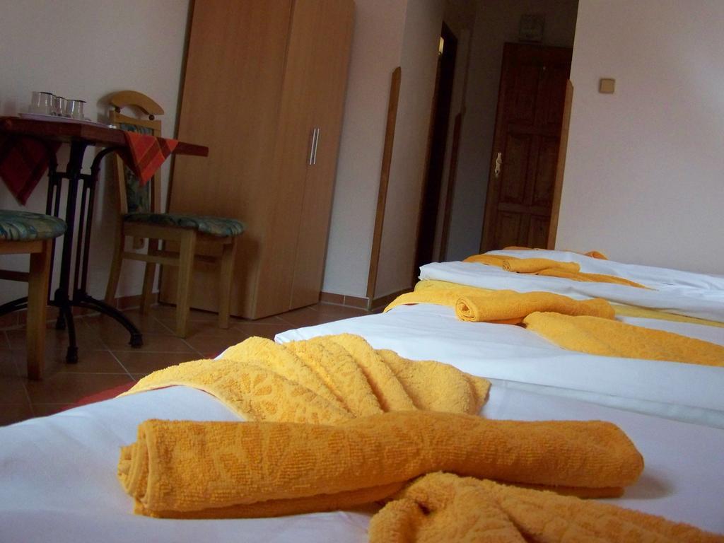 Restaurace A Penzion U Lva Karlštejn Dış mekan fotoğraf