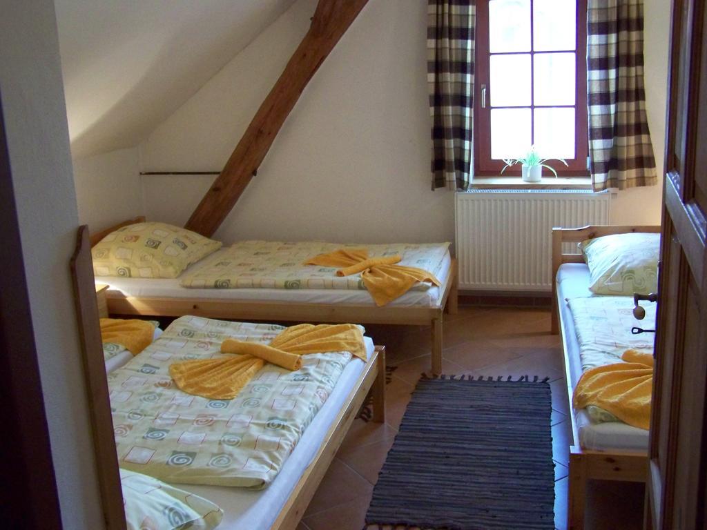 Restaurace A Penzion U Lva Karlštejn Dış mekan fotoğraf
