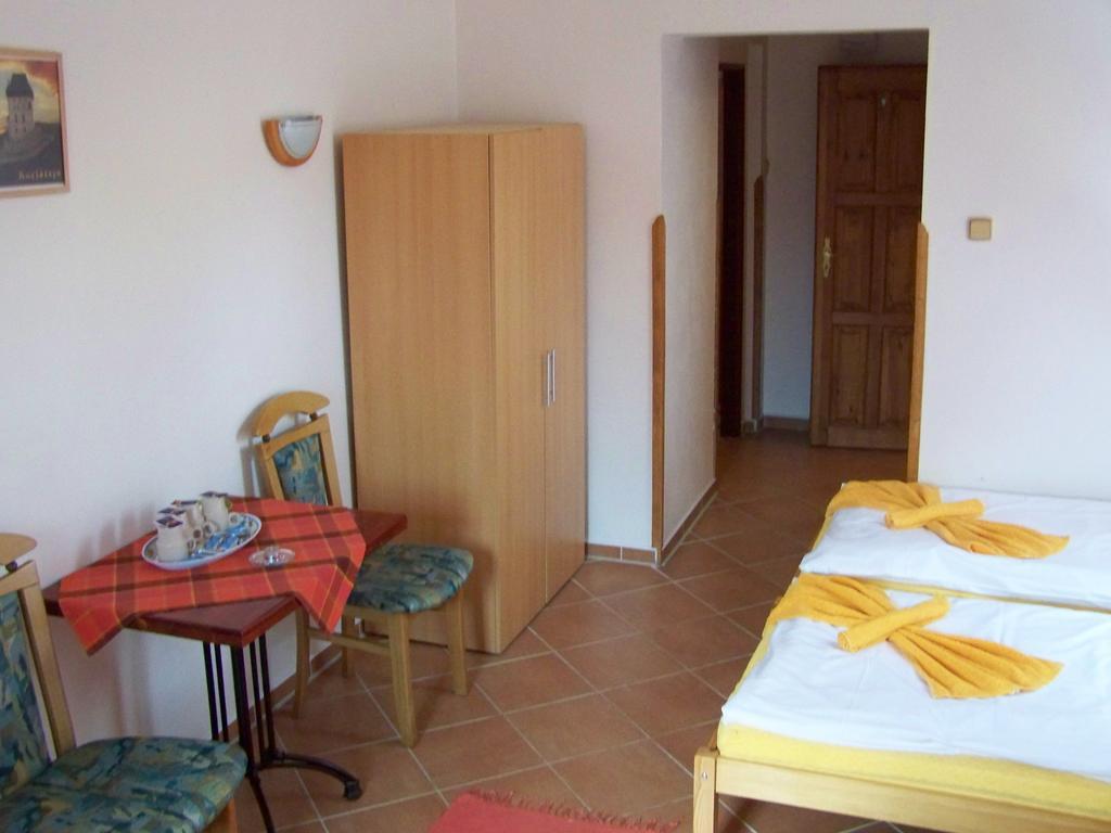 Restaurace A Penzion U Lva Karlštejn Dış mekan fotoğraf