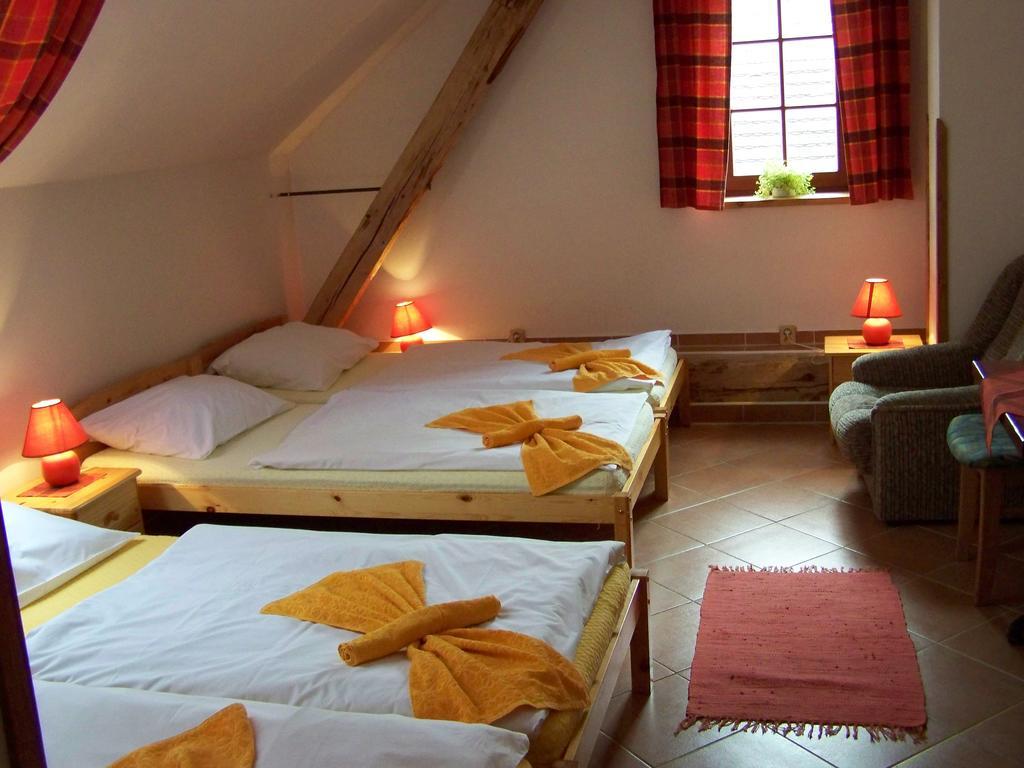 Restaurace A Penzion U Lva Karlštejn Dış mekan fotoğraf