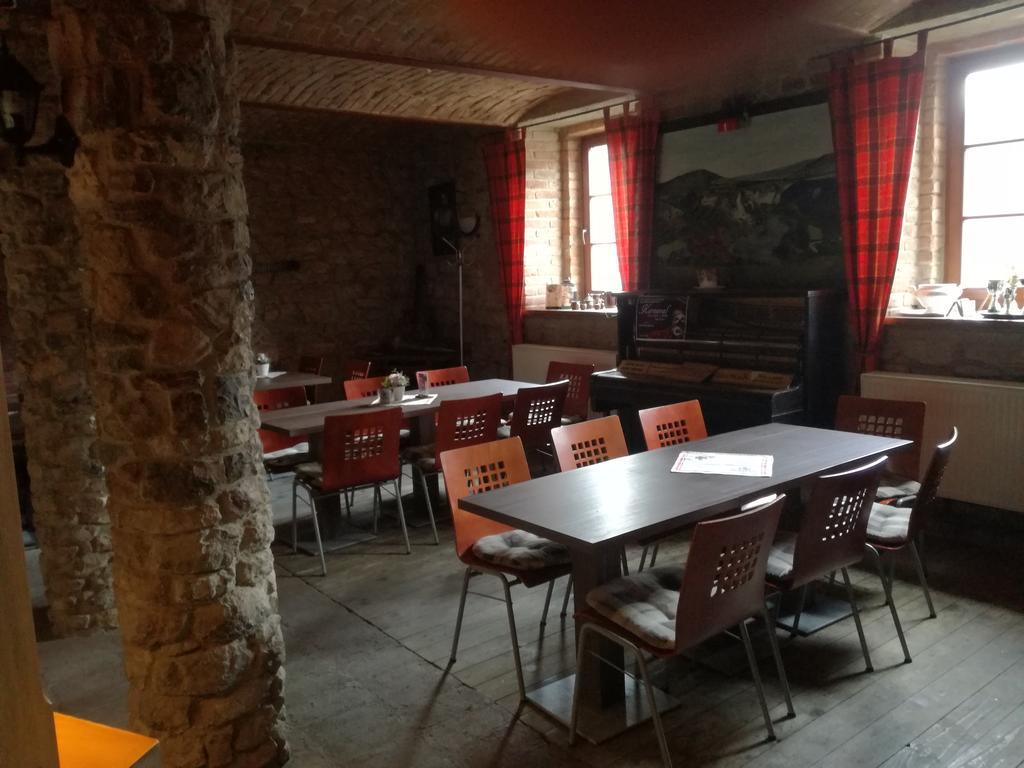 Restaurace A Penzion U Lva Karlštejn Dış mekan fotoğraf