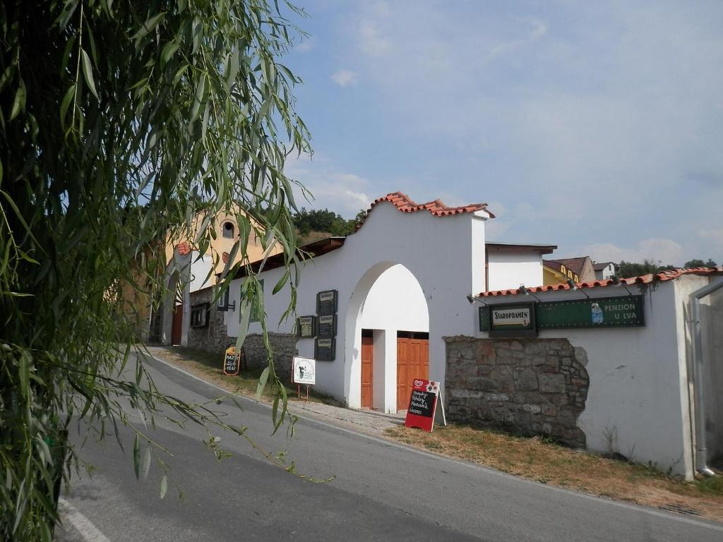 Restaurace A Penzion U Lva Karlštejn Dış mekan fotoğraf