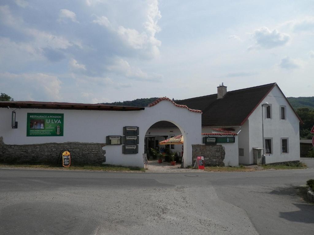 Restaurace A Penzion U Lva Karlštejn Dış mekan fotoğraf