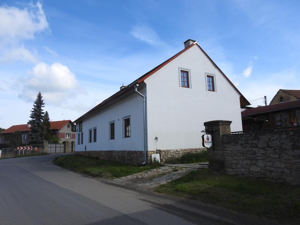 Restaurace A Penzion U Lva Karlštejn Dış mekan fotoğraf