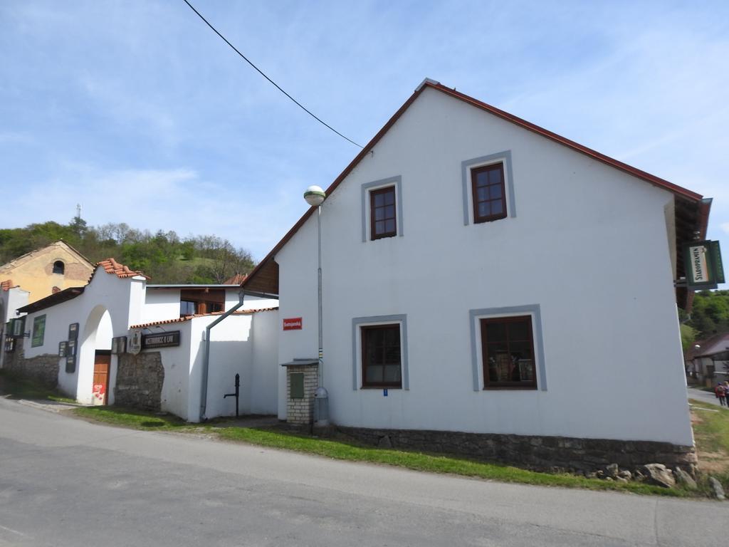 Restaurace A Penzion U Lva Karlštejn Dış mekan fotoğraf