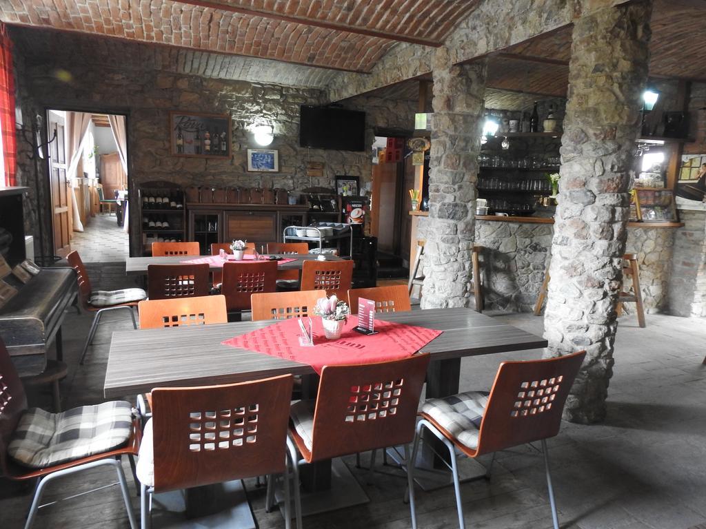 Restaurace A Penzion U Lva Karlštejn Dış mekan fotoğraf