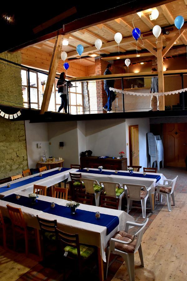 Restaurace A Penzion U Lva Karlštejn Dış mekan fotoğraf